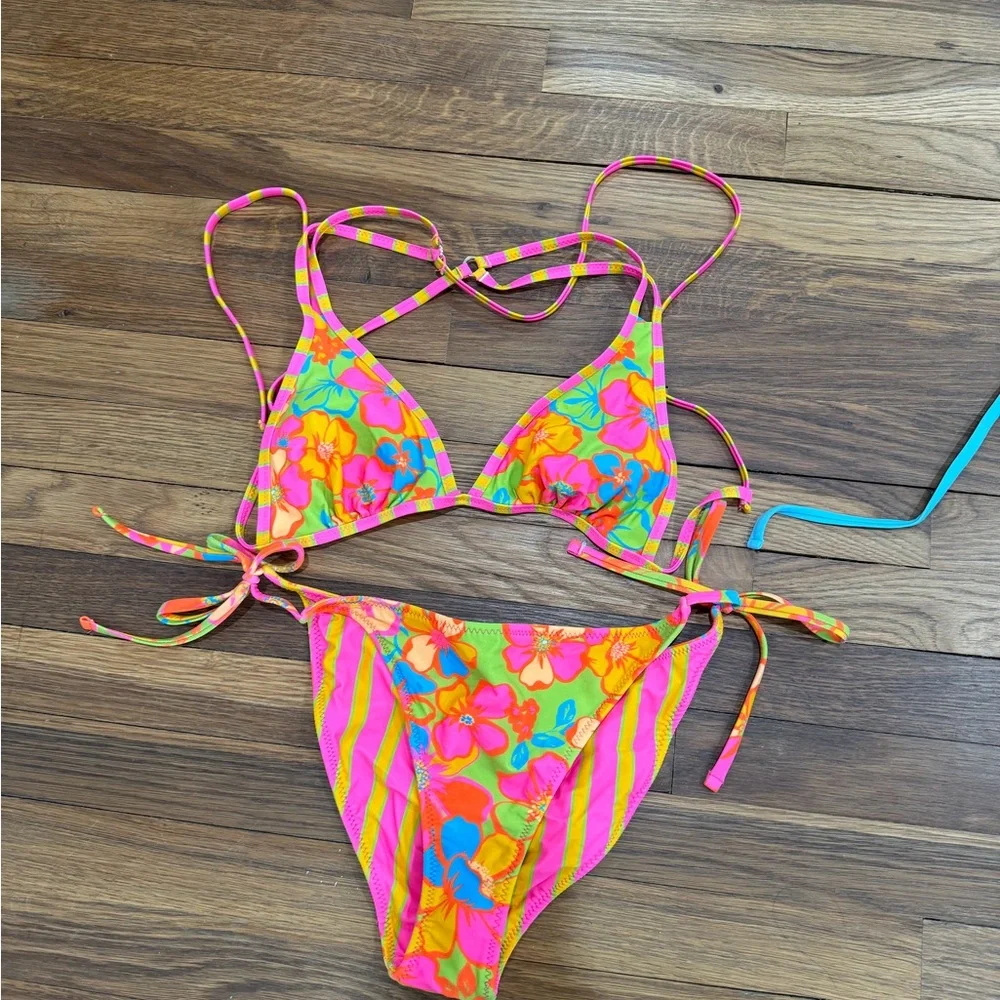 Neon bikini - Picture 2 of 3